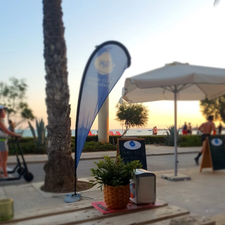 Bandera H2O Beach Club en el paseo marítimo de Playa de Palma al atardecer