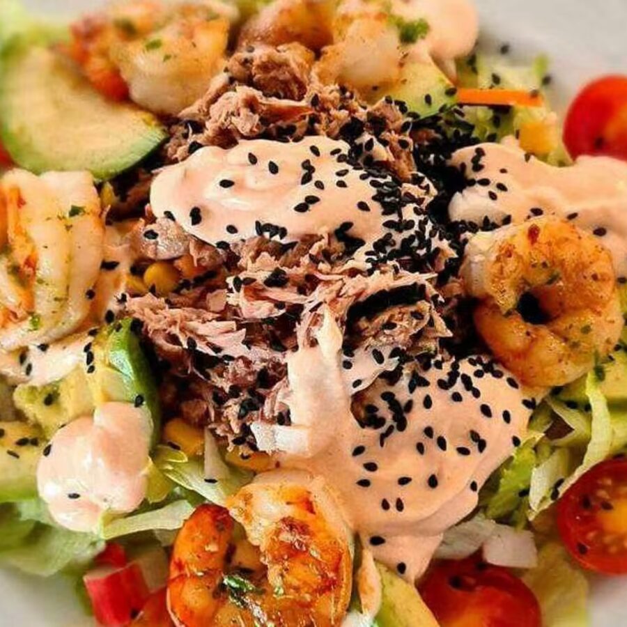 Ensalada de langostinos, atún y aguacate con salsa rosa y sésamo