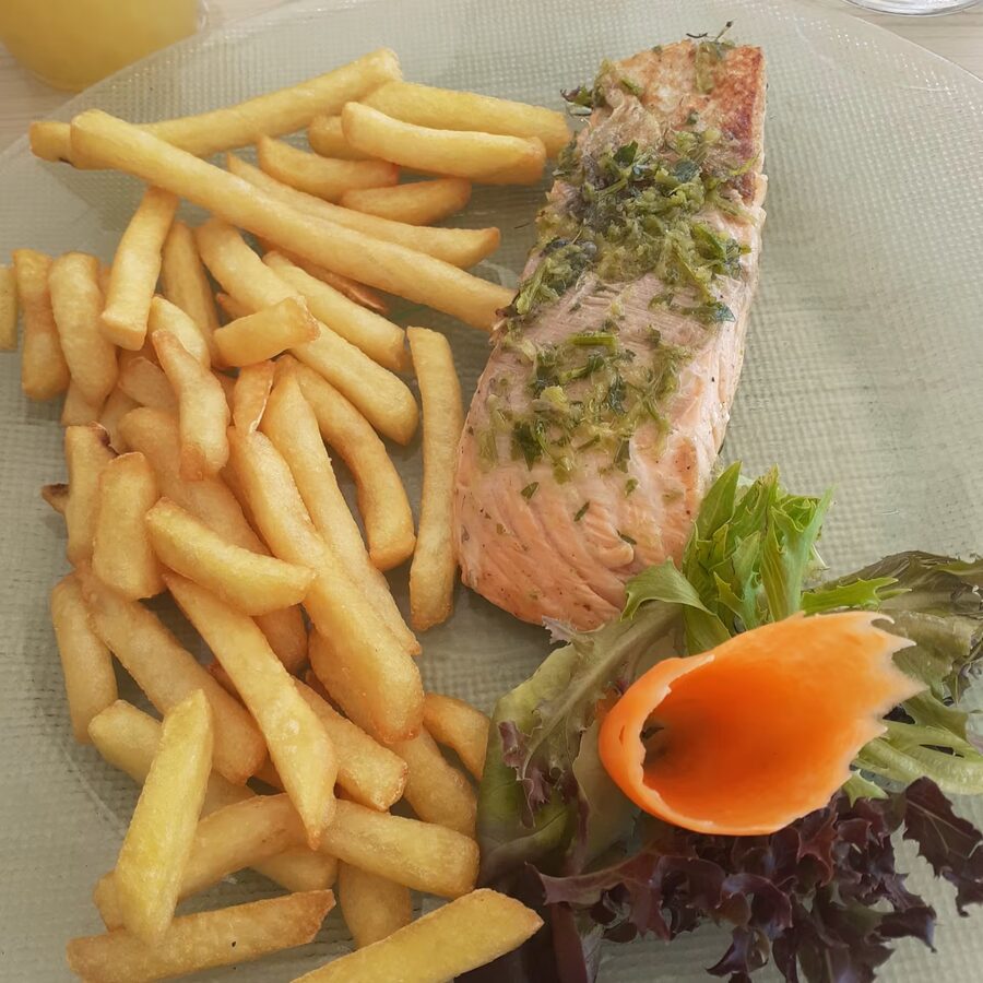 Salmón a la plancha con hierbas, patatas y ensalada fresca